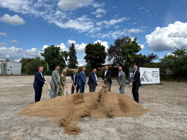 von links nach rechts: Stefan Weiß (Tyczka Hydrogen), Florian Töpper (Landrat), Caroline Trips (Präsidentin IHK WÜ-Schweinfurt), Dr. Frank Götzelmann (CEO Tyczka Gruppe),  Sebastian Remelé (Oberbügermeister Schweinfurt), Tobias Gotthardt Staatssekretär, Thomas Zorn (Geschäftsführer Tyczka Hydrogen), Dr. Christoph Stiller (Tyczka Hydrogen), Jürgen Schmidt (Tyczka Hydrogen)